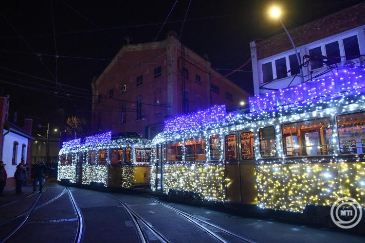 Advent - Elindult a BKV ünnepi fényflottája