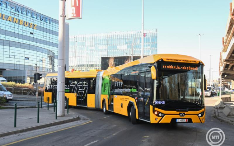 Bemutatták az első magyar elektromos csuklós buszt