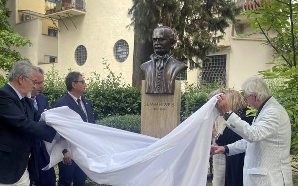 Semmelweis-szobrot avattak Európa legrégebbi gyermekvédő központjában, Firenzében